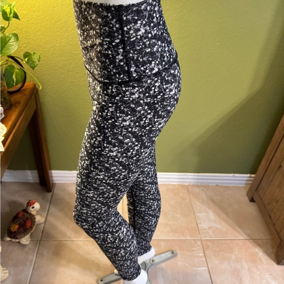 Lululemon Athletica Black and White Speckled Leggings - Picture 10 of 15